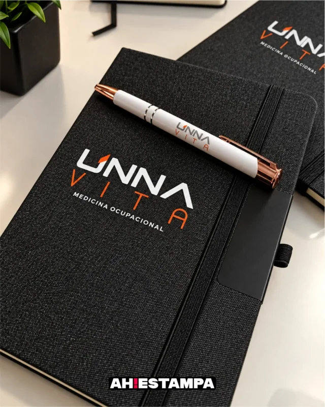 Kit corporativo com cadernos e caneta, fotografia oficial Ah!Estampa.