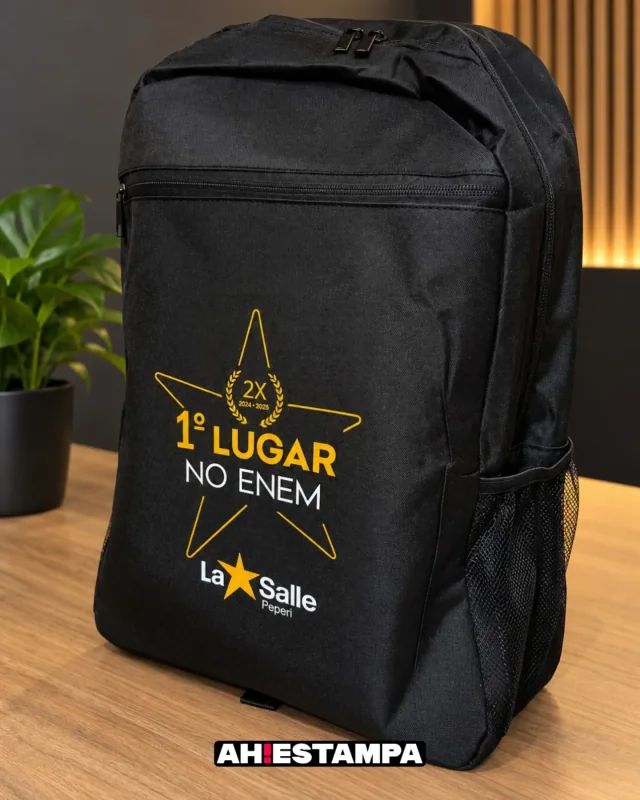 Mochila preta personalizada, fotografia oficial Ah!Estampa.